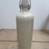Bouteille en grès vernissée blanche
