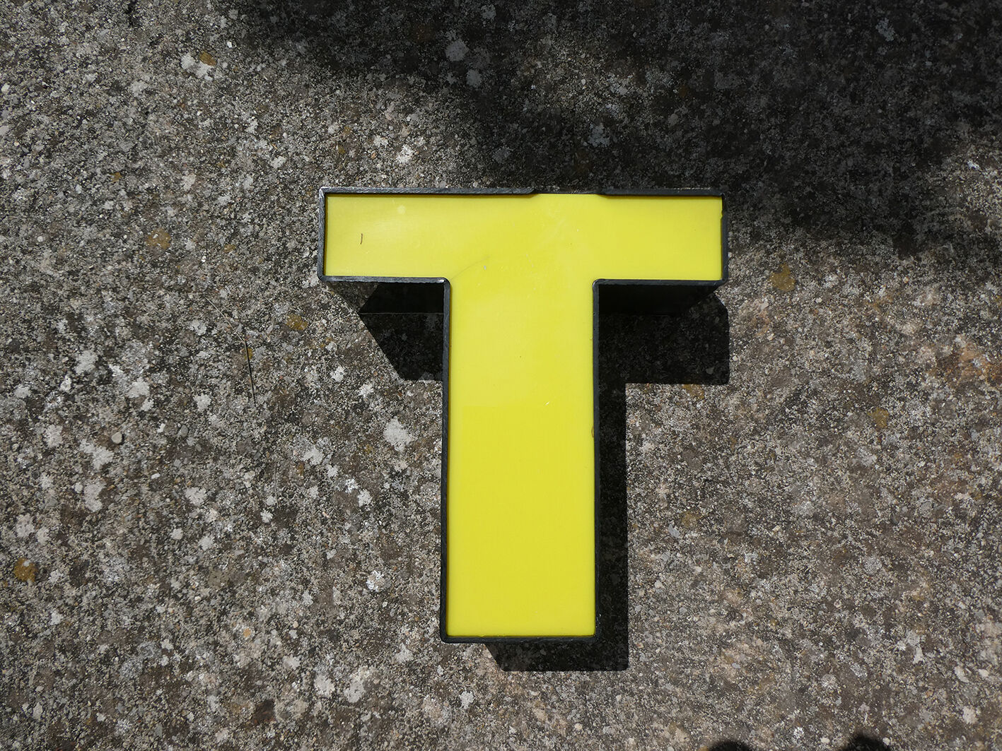 Lettre T d'enseigne industrielle jaune et noire