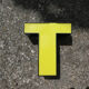Lettre T d'enseigne industrielle jaune et noire