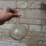 Ancienne carafe ronde en verre ciselé avec bouchon