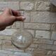 Ancienne carafe ronde en verre ciselé avec bouchon