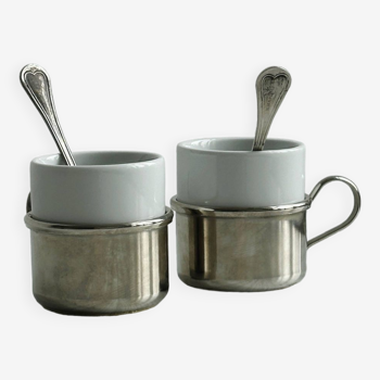 2 tasses en porcelaine avec supports en métal et petites cuillères.