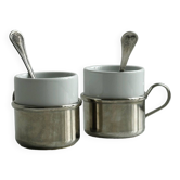 2 tasses en porcelaine avec supports en métal et petites cuillères.