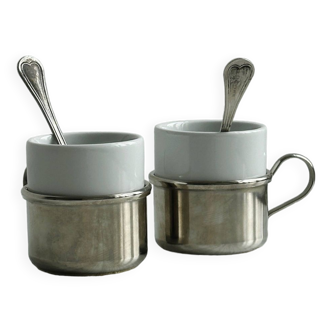 2 tasses en porcelaine avec supports en métal et petites cuillères.