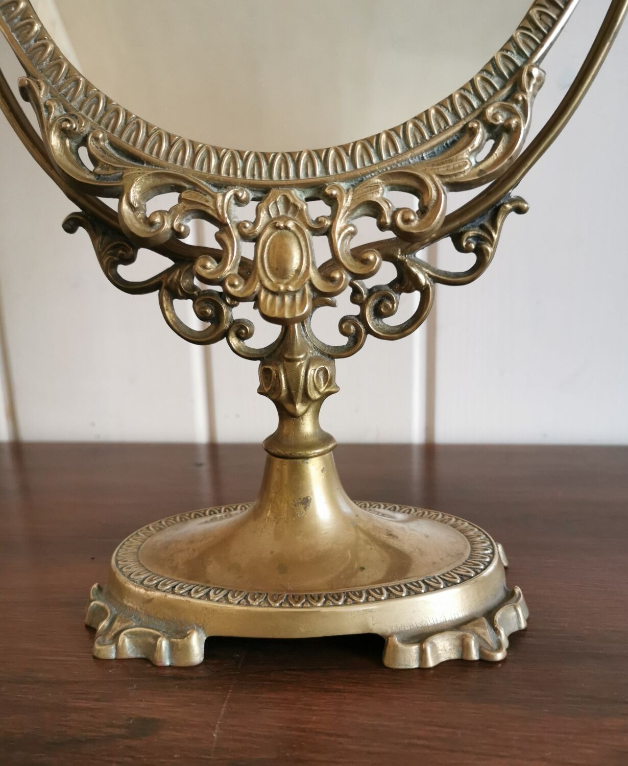 Oval mirror on psyche stand