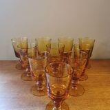 Suite de 11 verres à pied vintage ambre