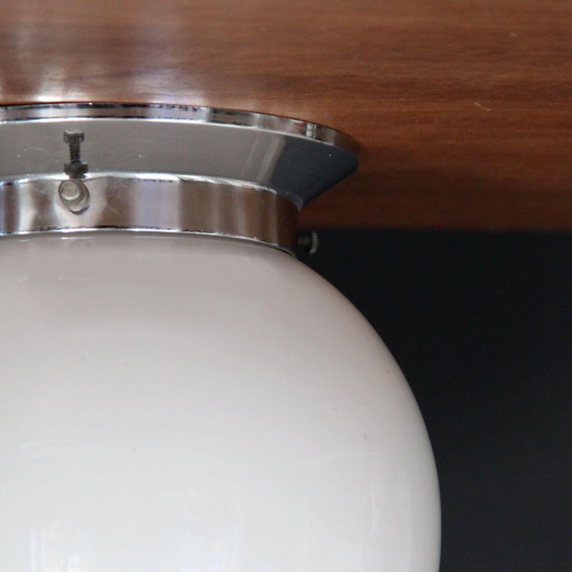 Plafonnier globe en opaline blanche
