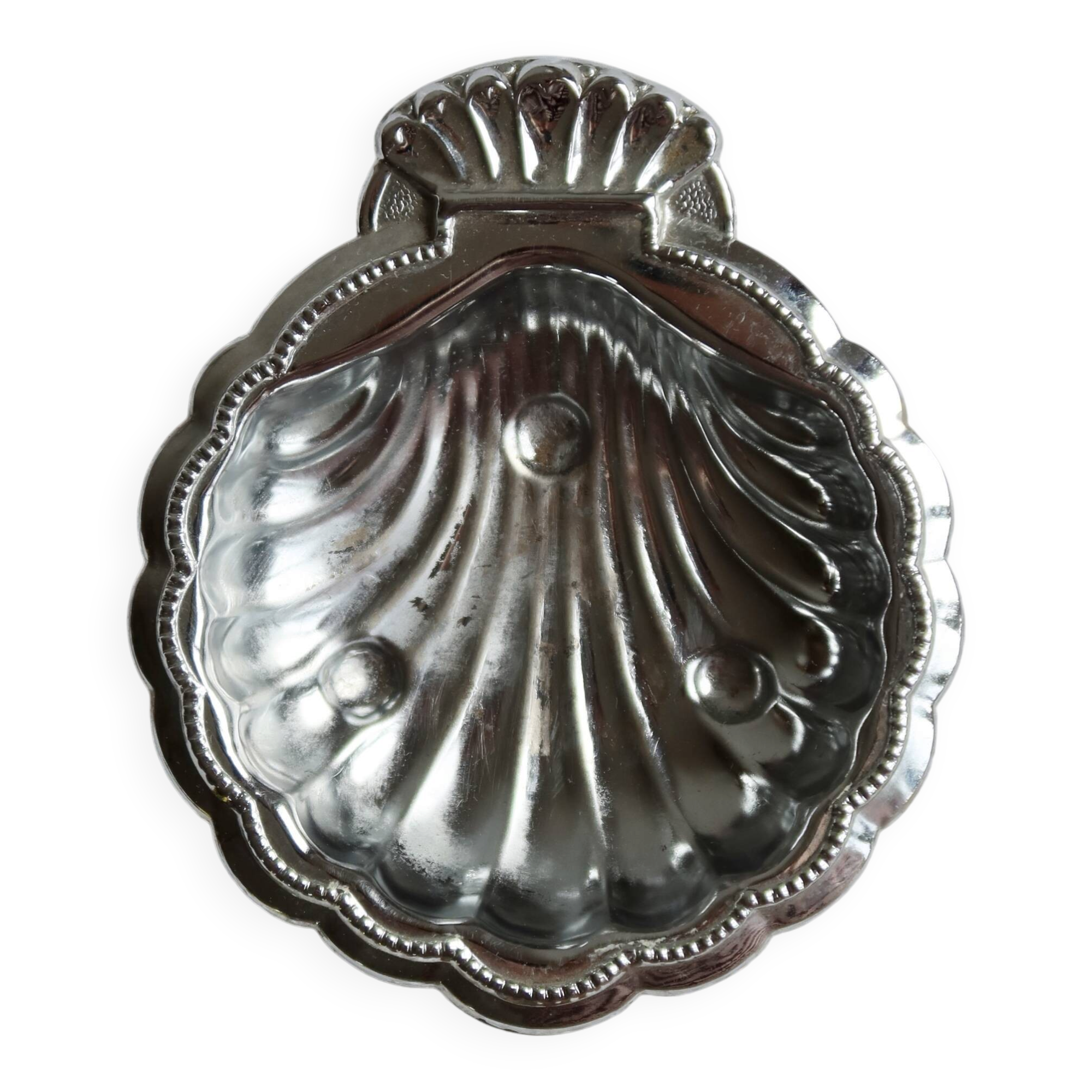 Vintage shell-shaped shiny silver-plated catchall.