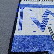 Tapis berbère tissè main authentique a motifs bleu 150/250 cm