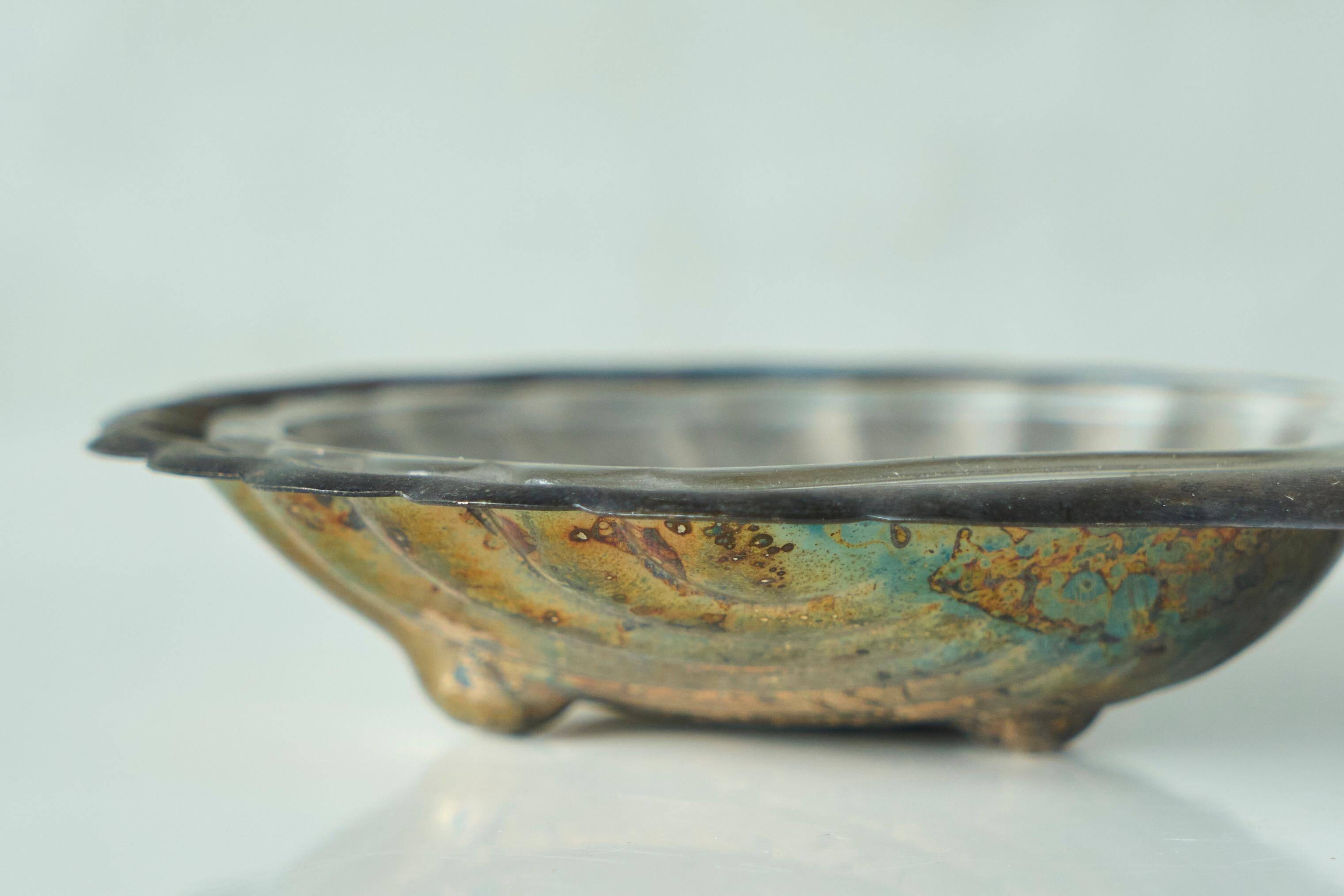 Art Deco Shell Pocket Bowl in Patinated Silver and Satin Glass from the 1930s