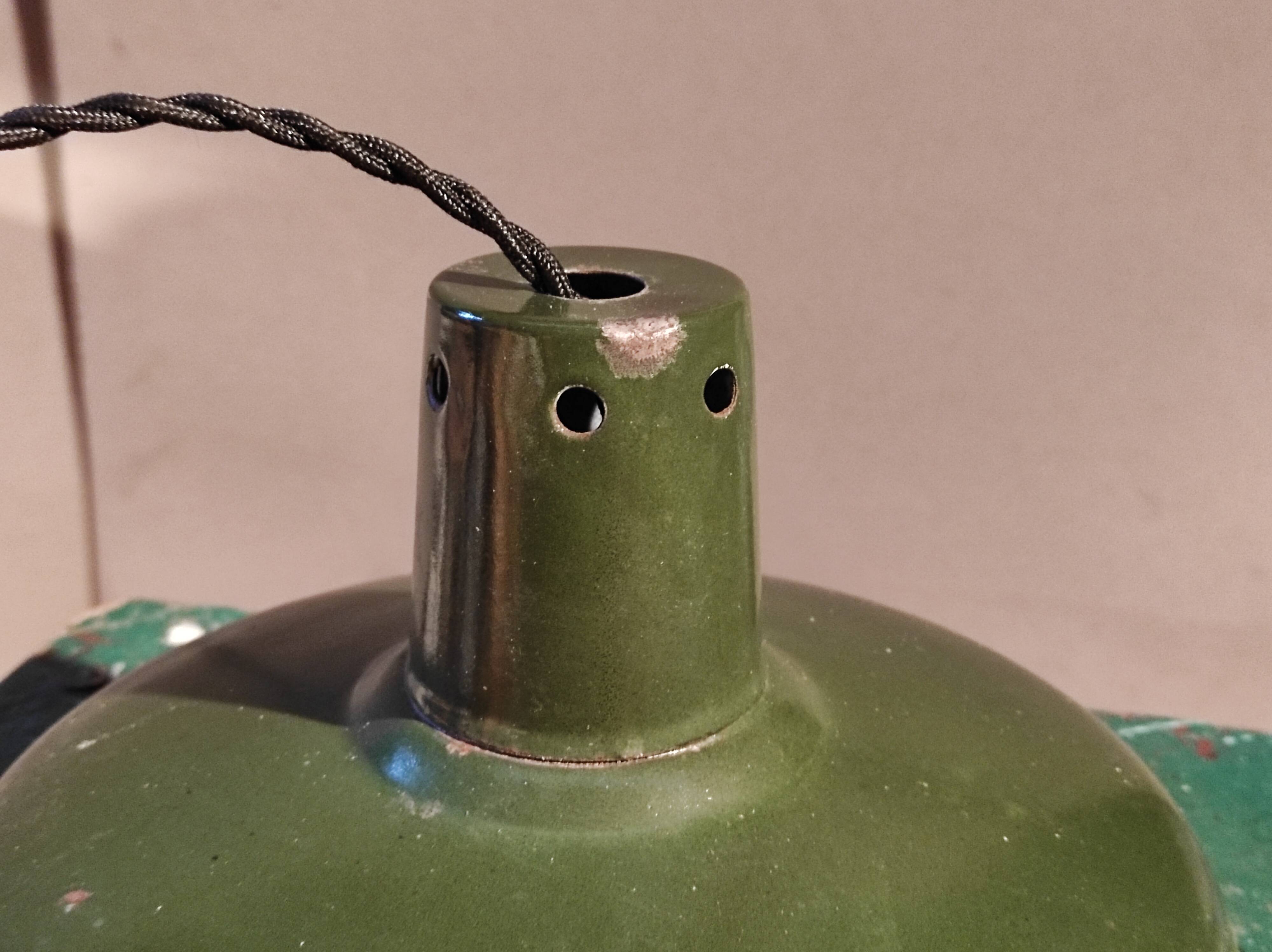 Suspension sheet enamelled green and white