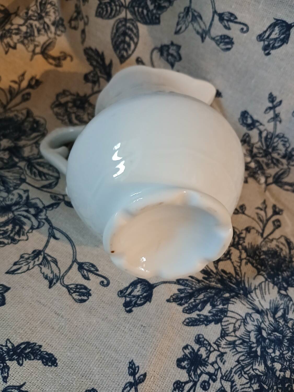 Petit pichet ancien en porcelaine 