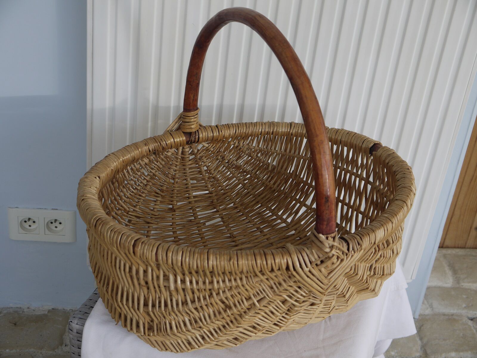 Wicker basket wooden handle