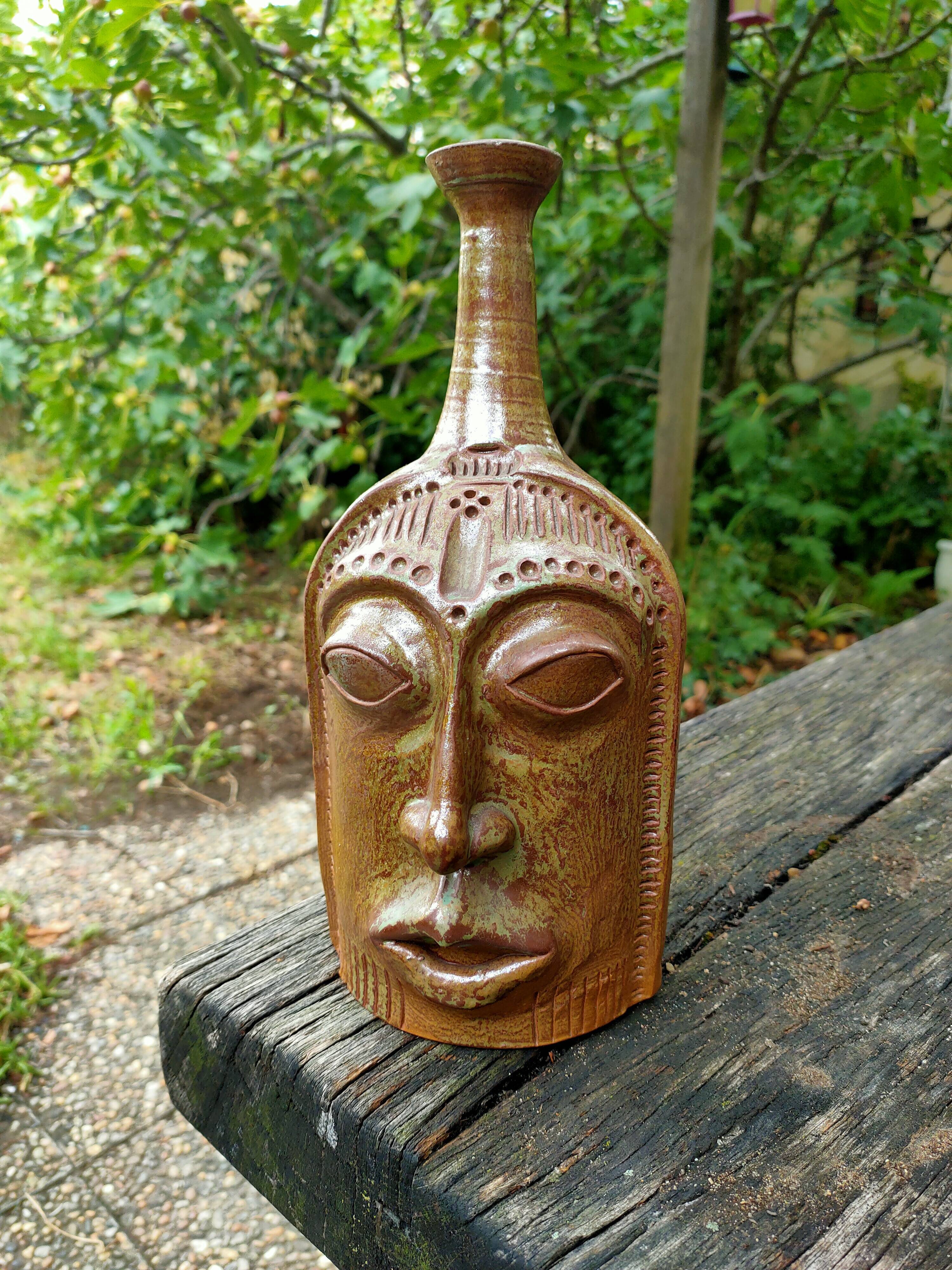 Ceramic depicting a stylized face