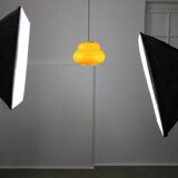 Lampe à suspension italienne du milieu du siècle en verre jaune et laiton