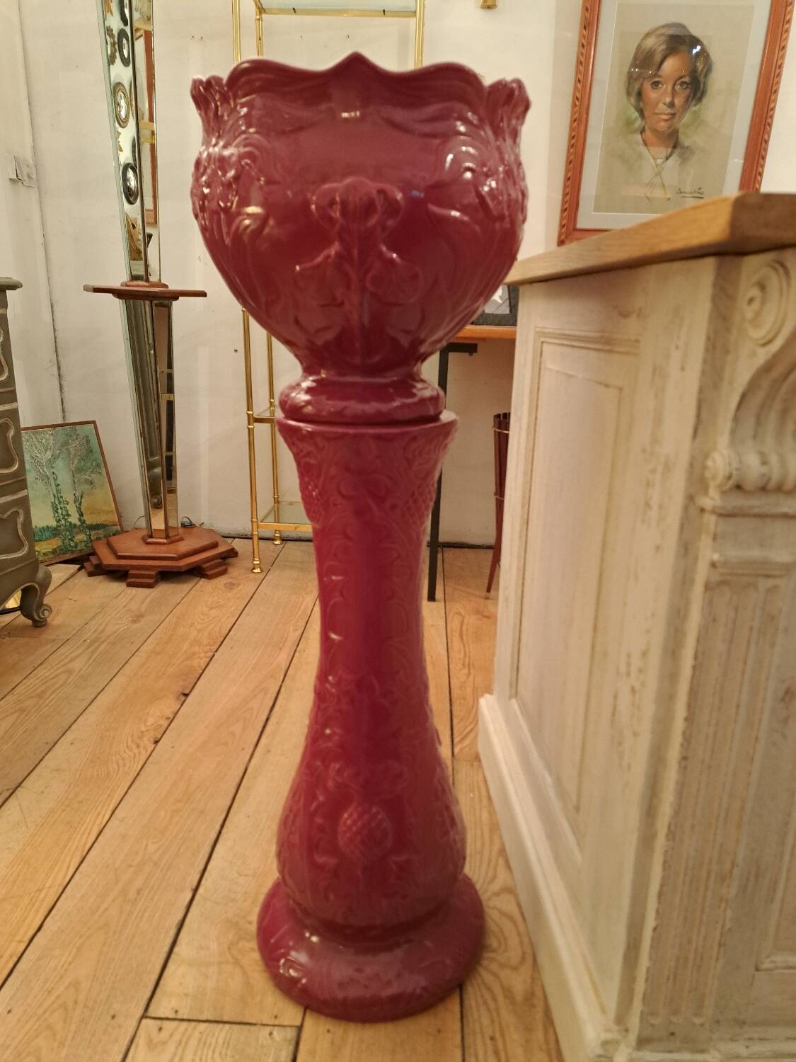 Cache pot on Art Nouveau column in earthenware.