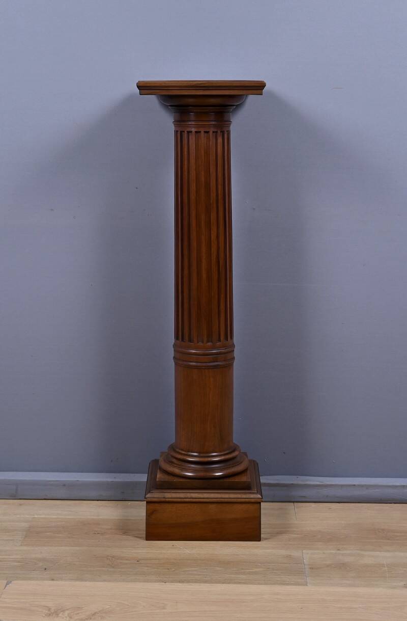 Solid walnut column, Louis XVI style – late 19th century