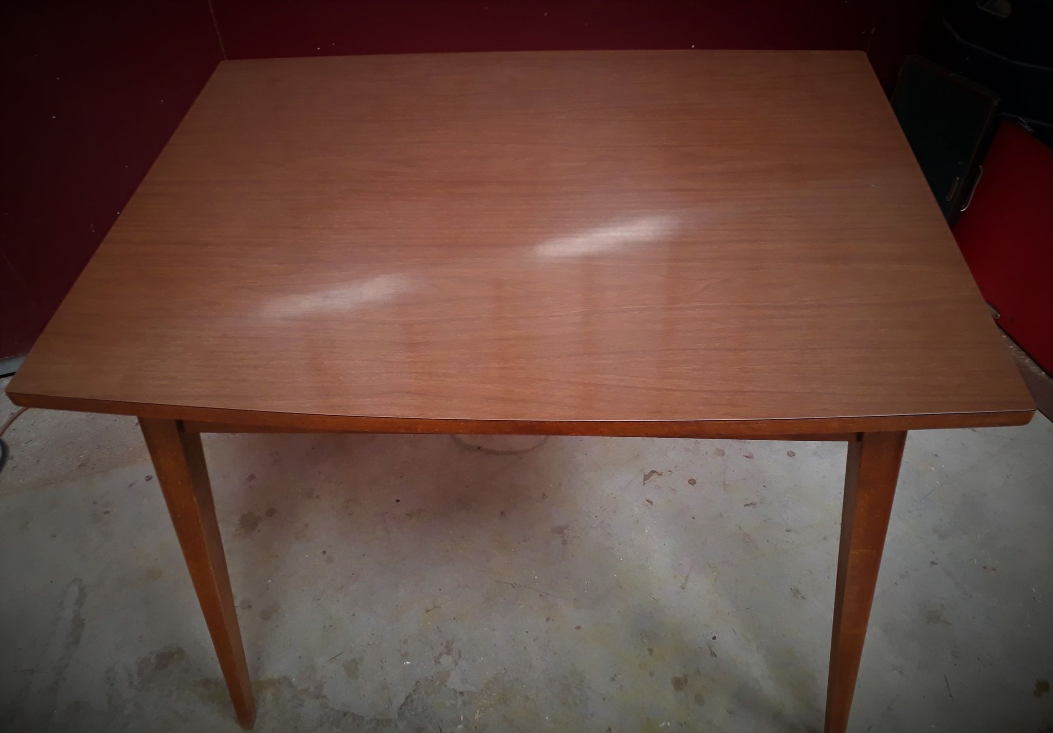 Table extensible scandinave dessus formica pied bois