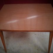 Table extensible scandinave dessus formica pied bois