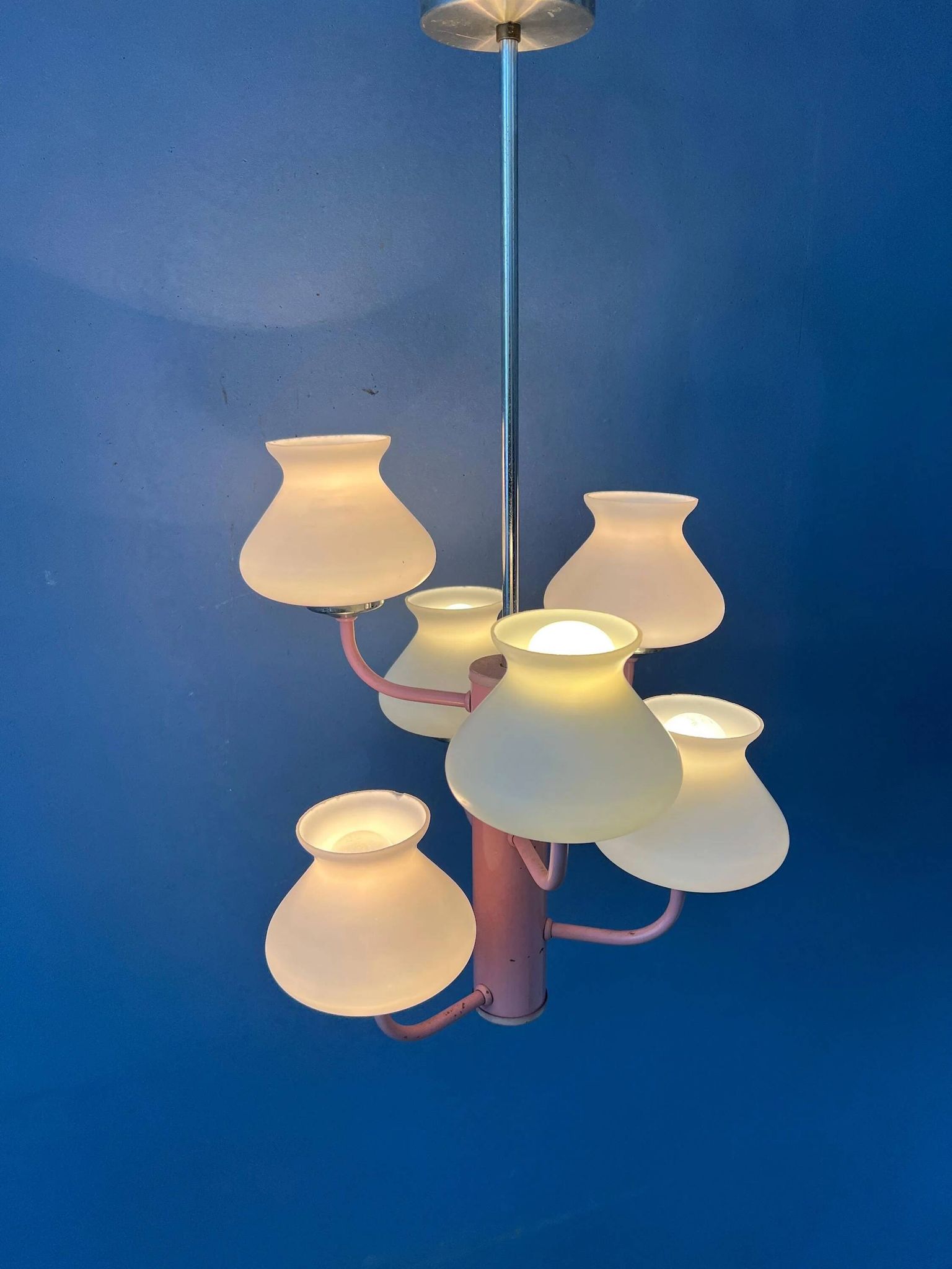 Lustre mid-century en verre opaline blanc avec structure rose