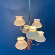 Lustre mid-century en verre opaline blanc avec structure rose