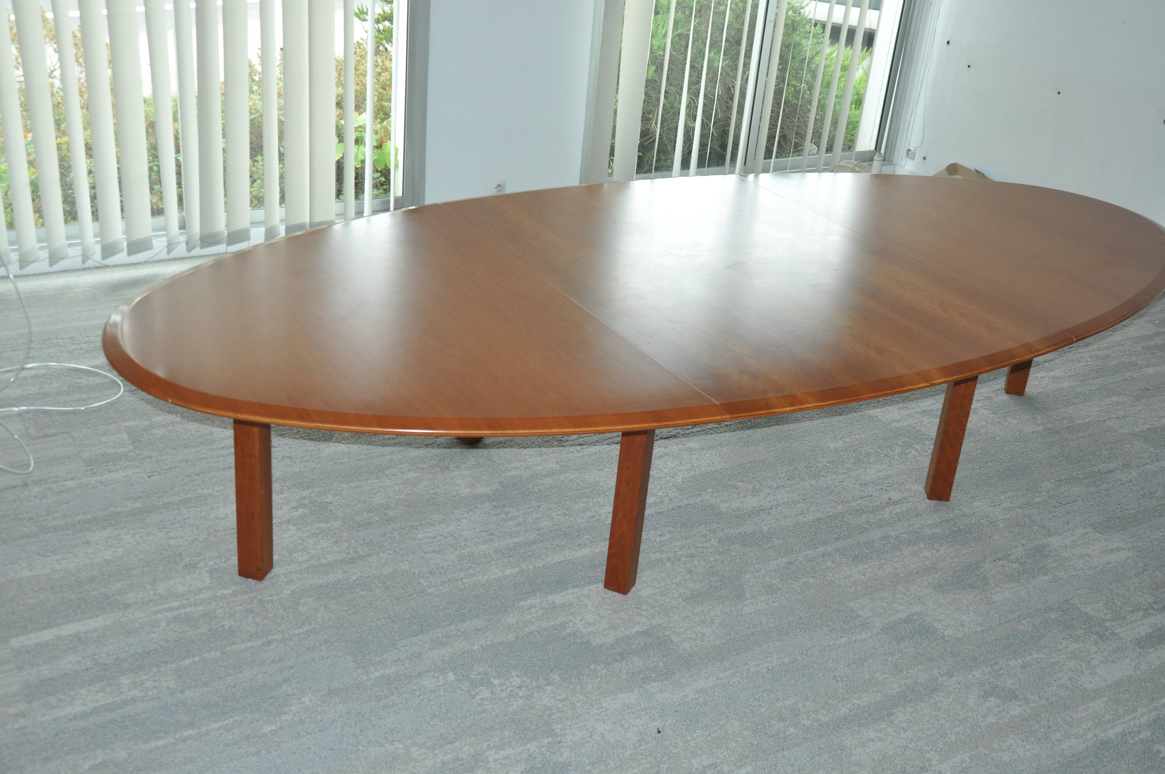 Grande table de conférence