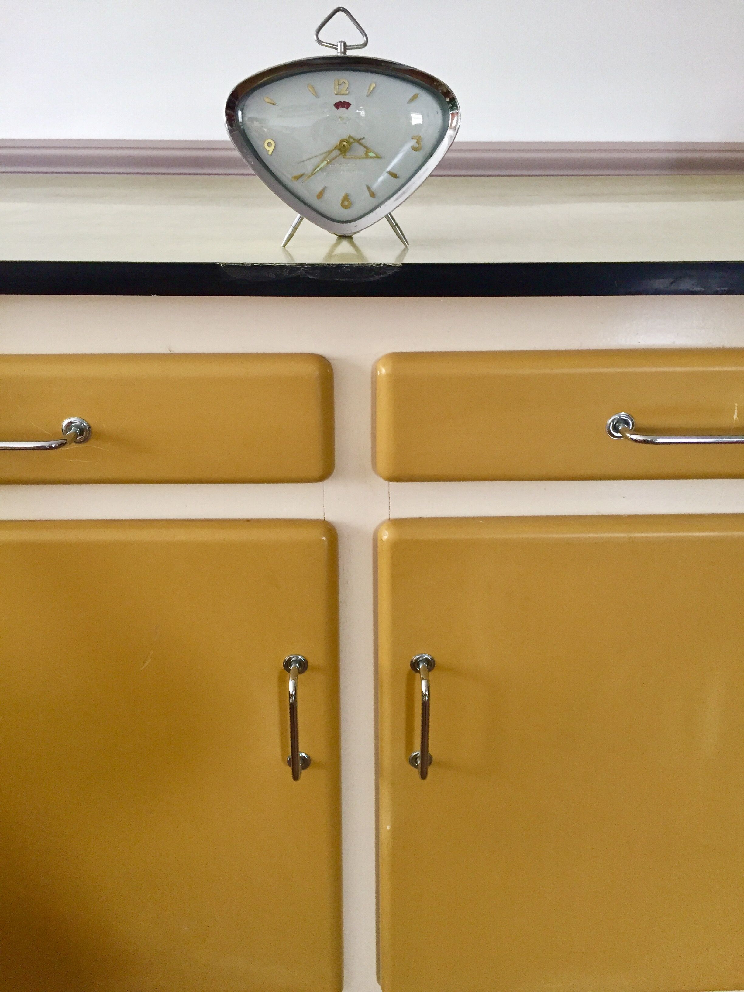 Buffet mado formica jaune moutarde pieds compas vintage