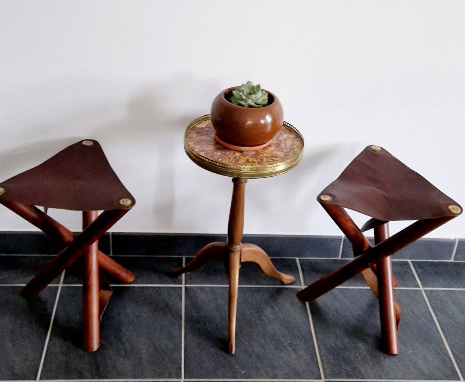 Ensemble de tabourets tripode teck et cuir