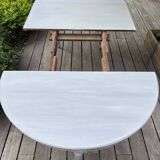 Extendable half-moon table
