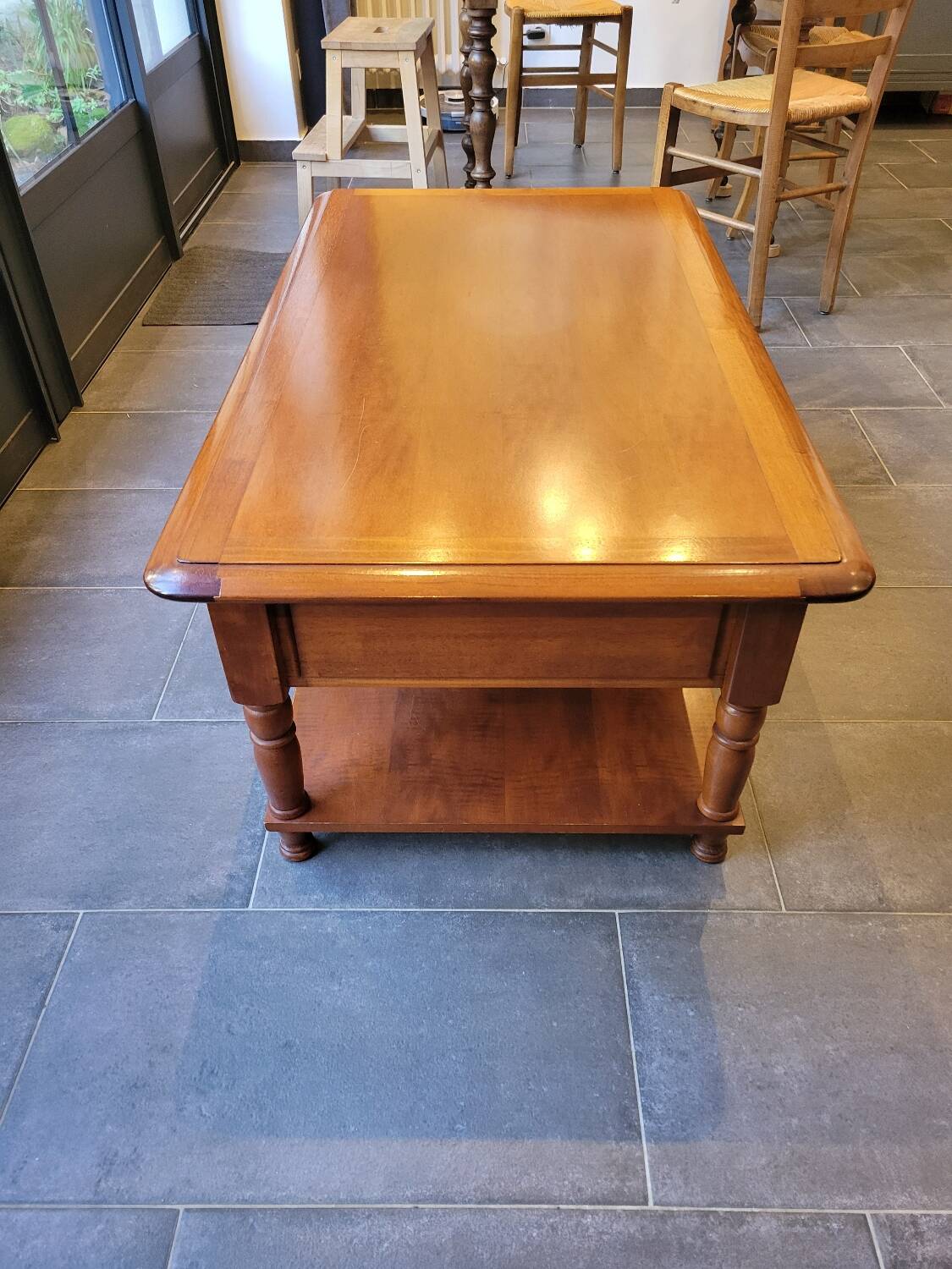Cocktail coffee table in cherry wood