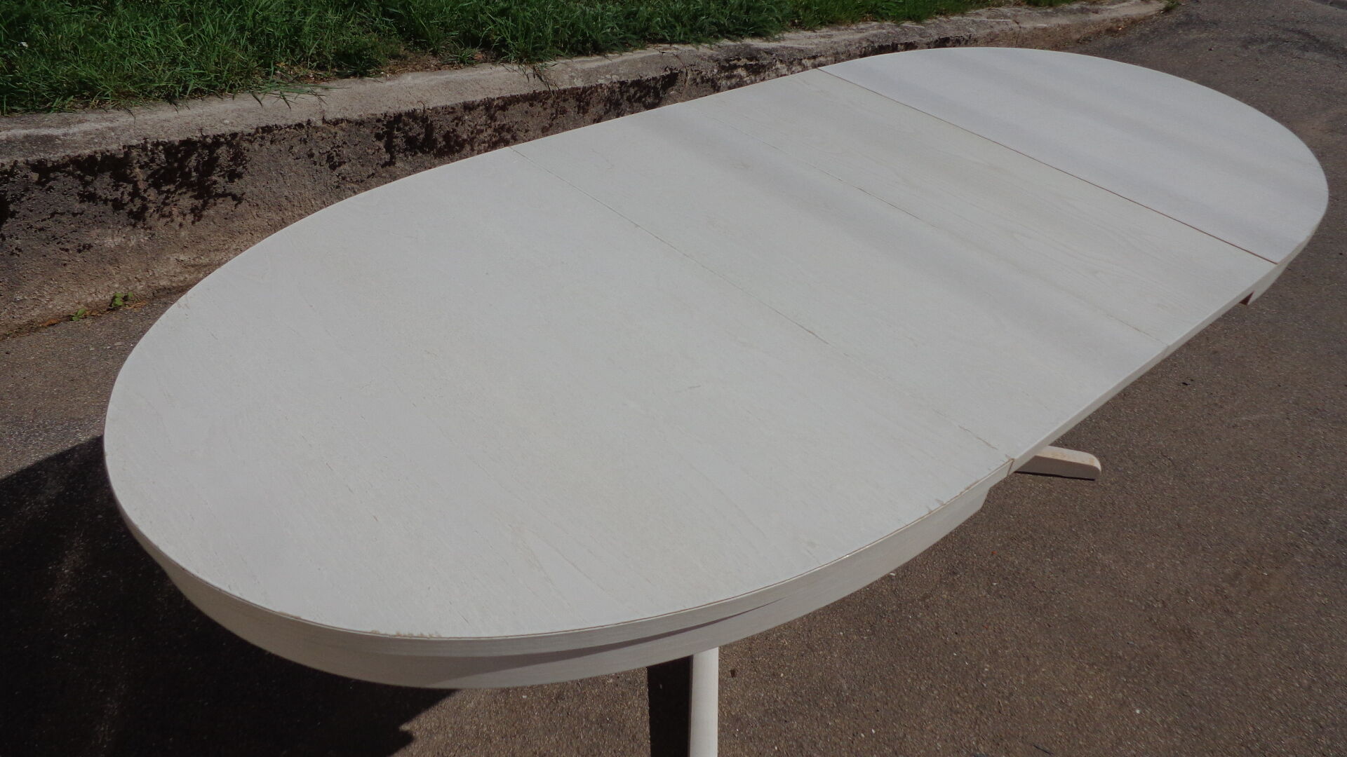 White oval Baumann table