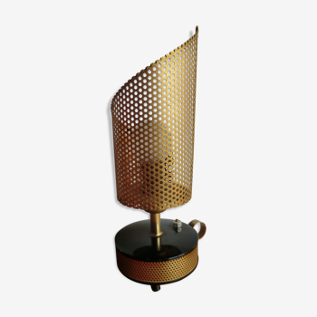 Lampe en métal ajouré doré et bakélite Télé ambiance des années 50