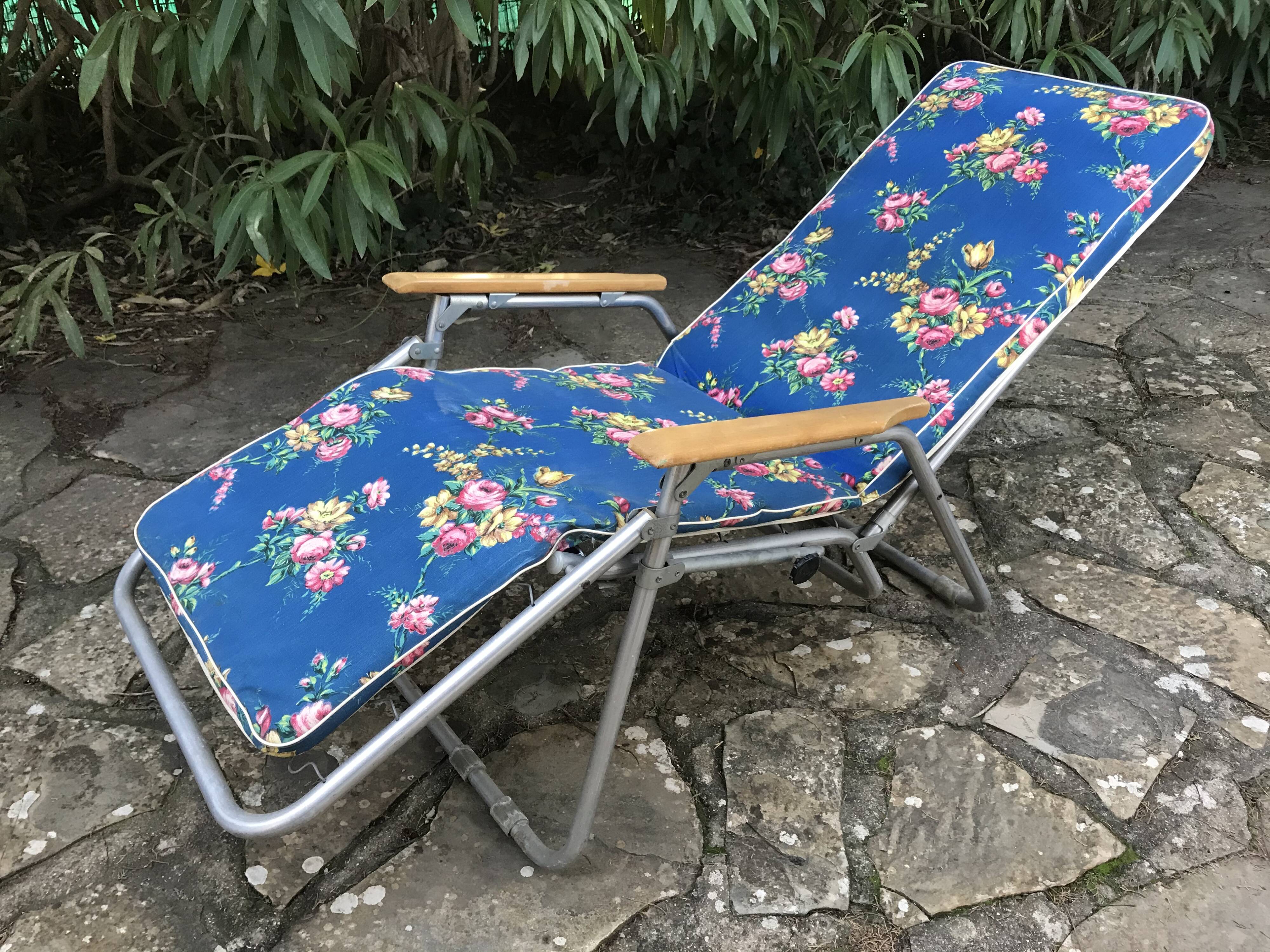 Vintage sunbed lounger