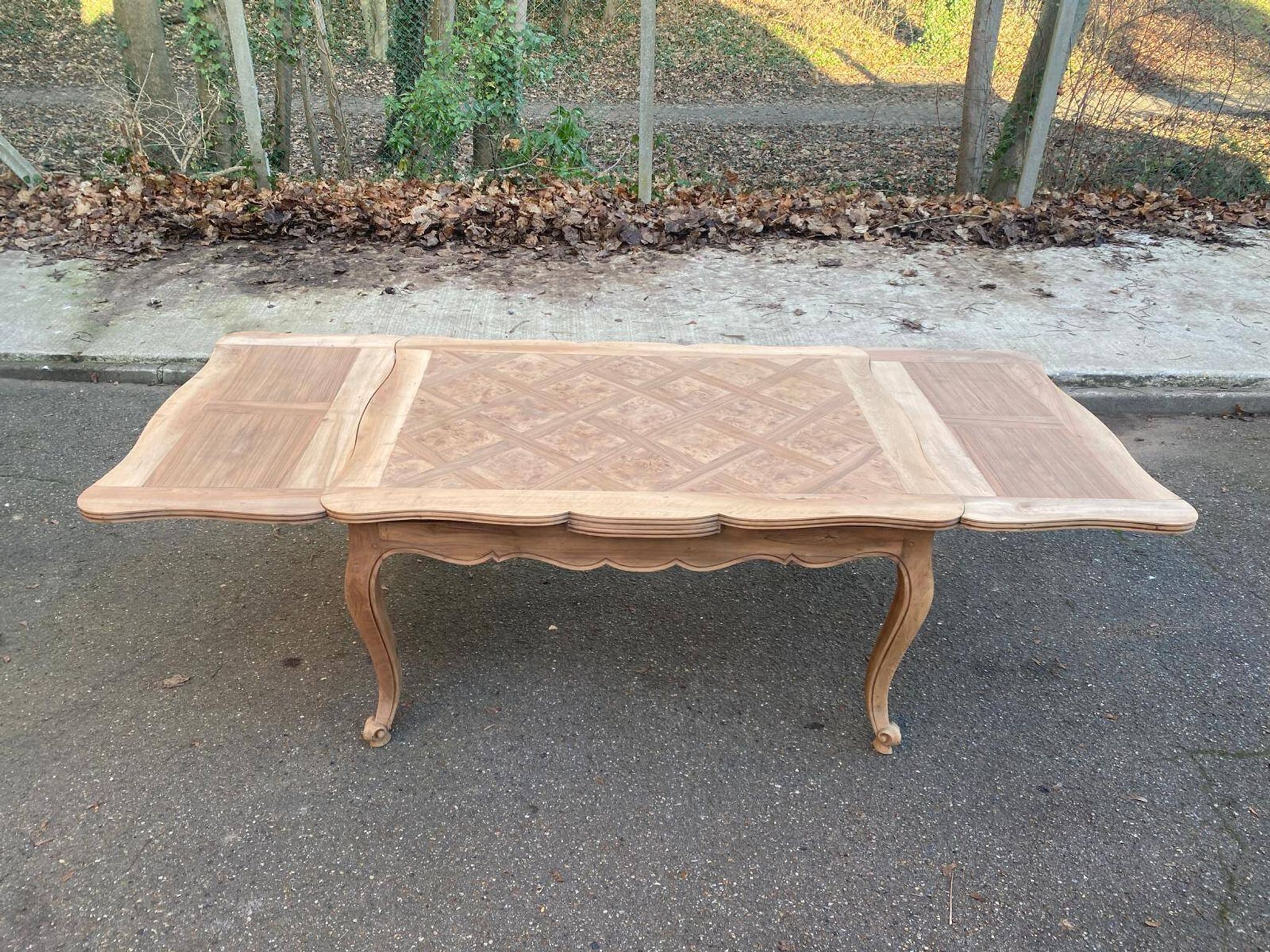Louis XV extendable dining table, renovated, walnut, 250cm, 18th century.