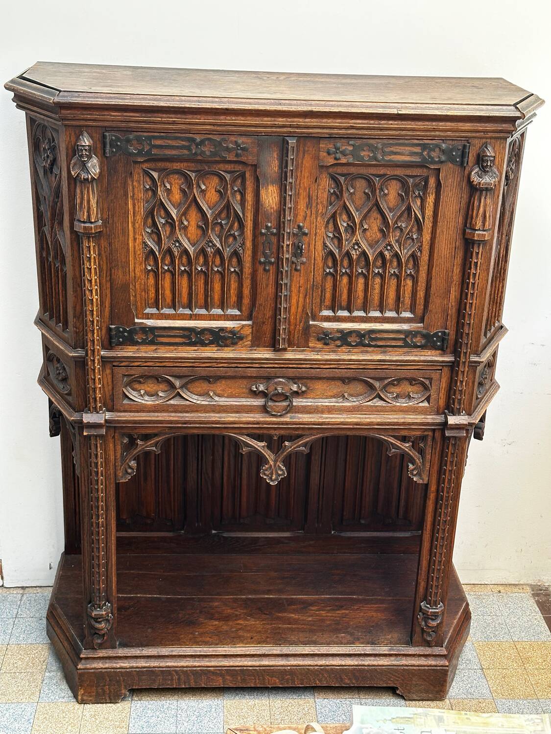 Gothic oak buffet cabinet - 19th century