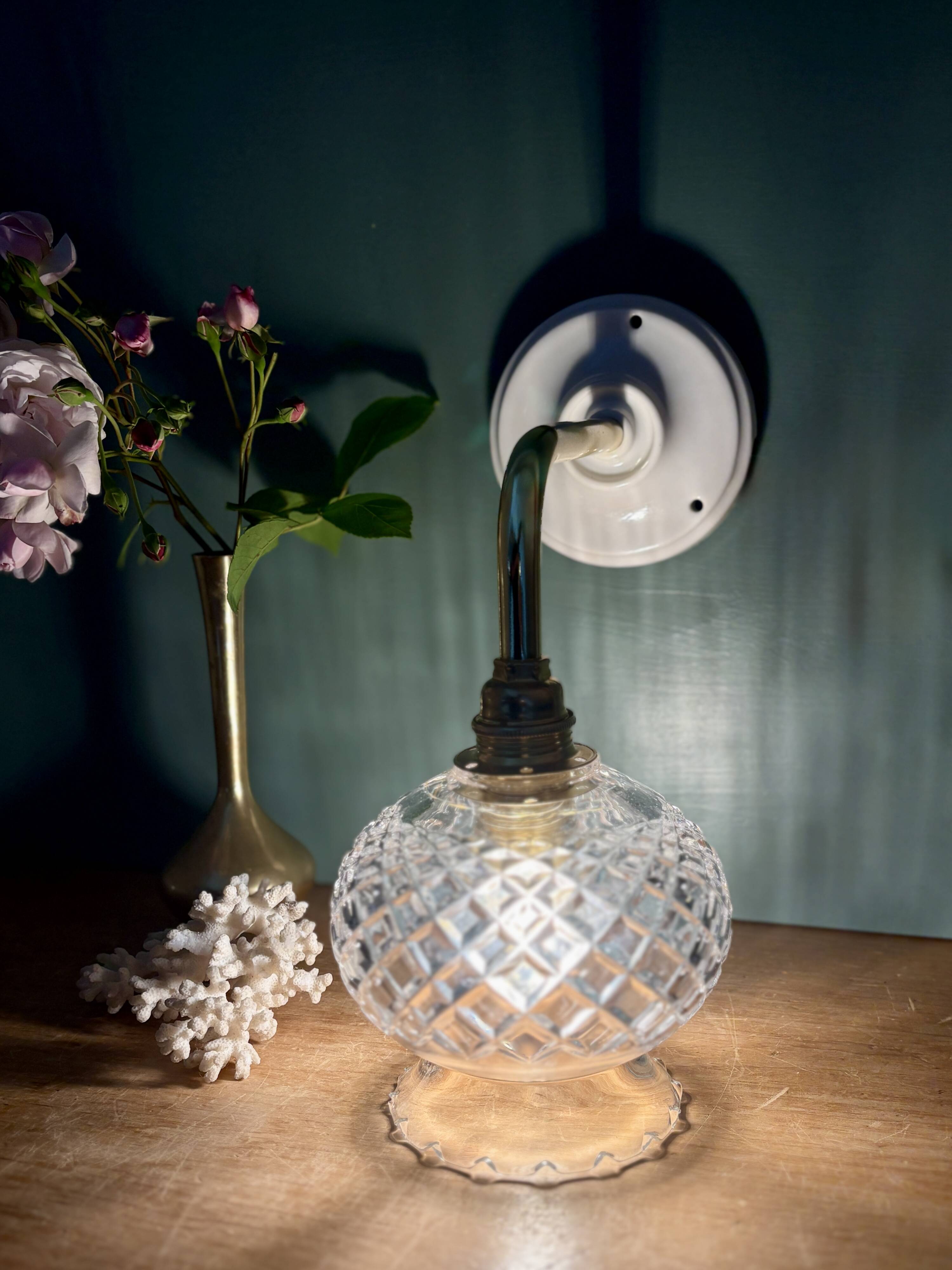 Applique coudée tulipe vintage en verre ciselé