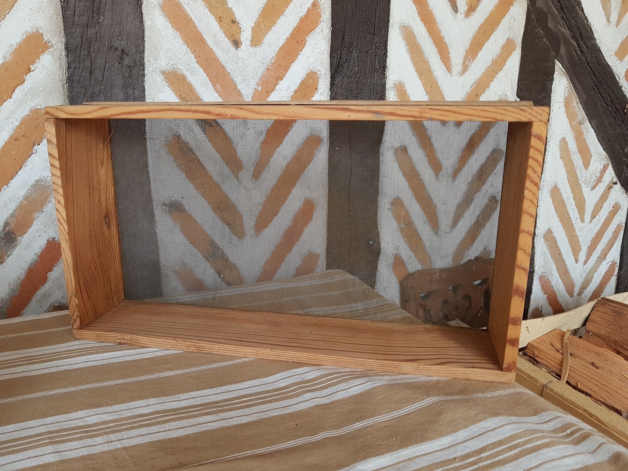 Sieve wall shelf