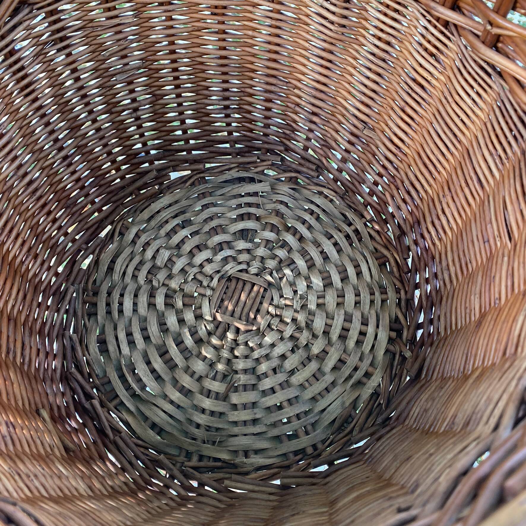 Woven wicker round basket