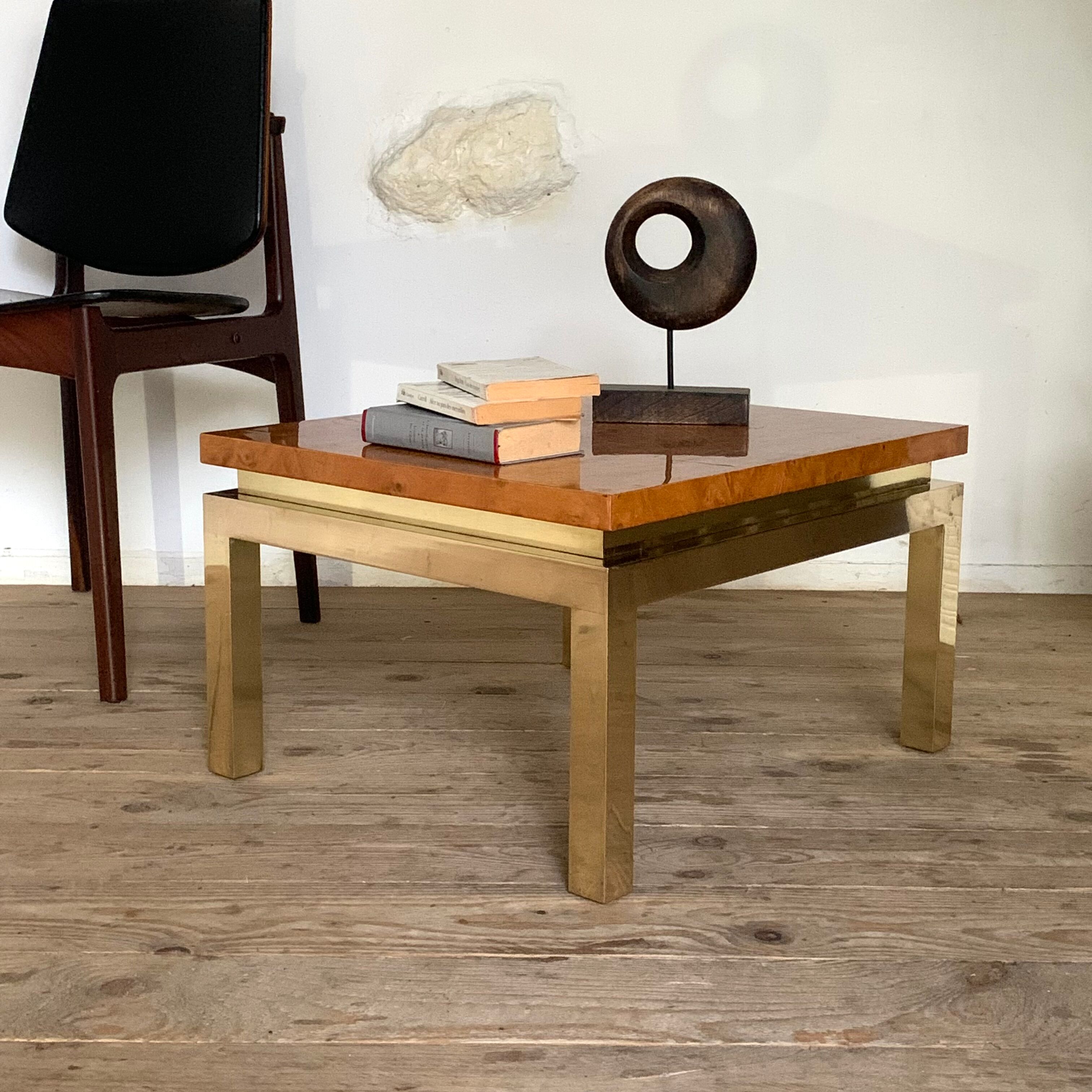 Table basse laiton et loupe d’orme vintage