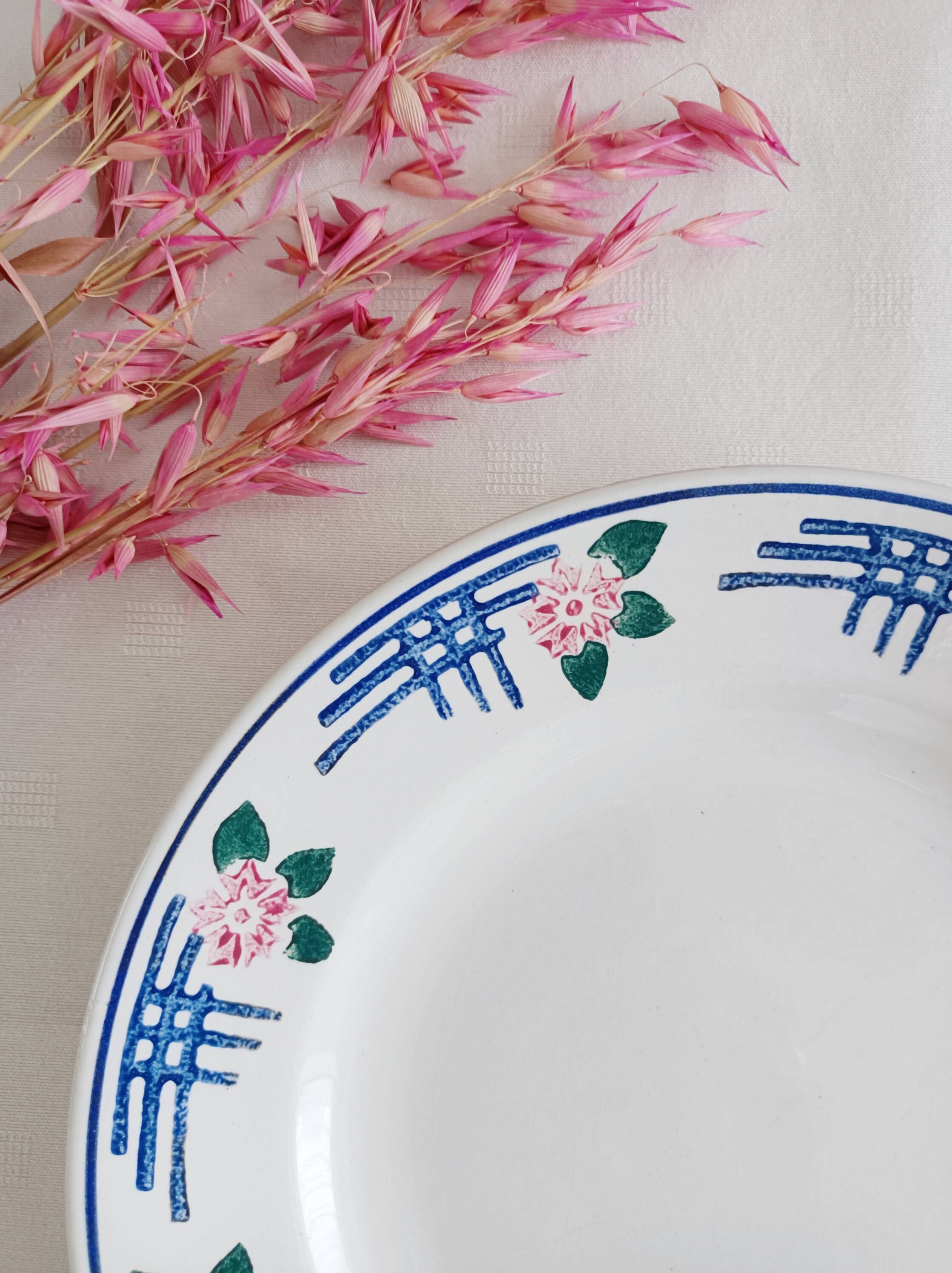 Set of 8 Saint-Amand flat plates, floral decoration