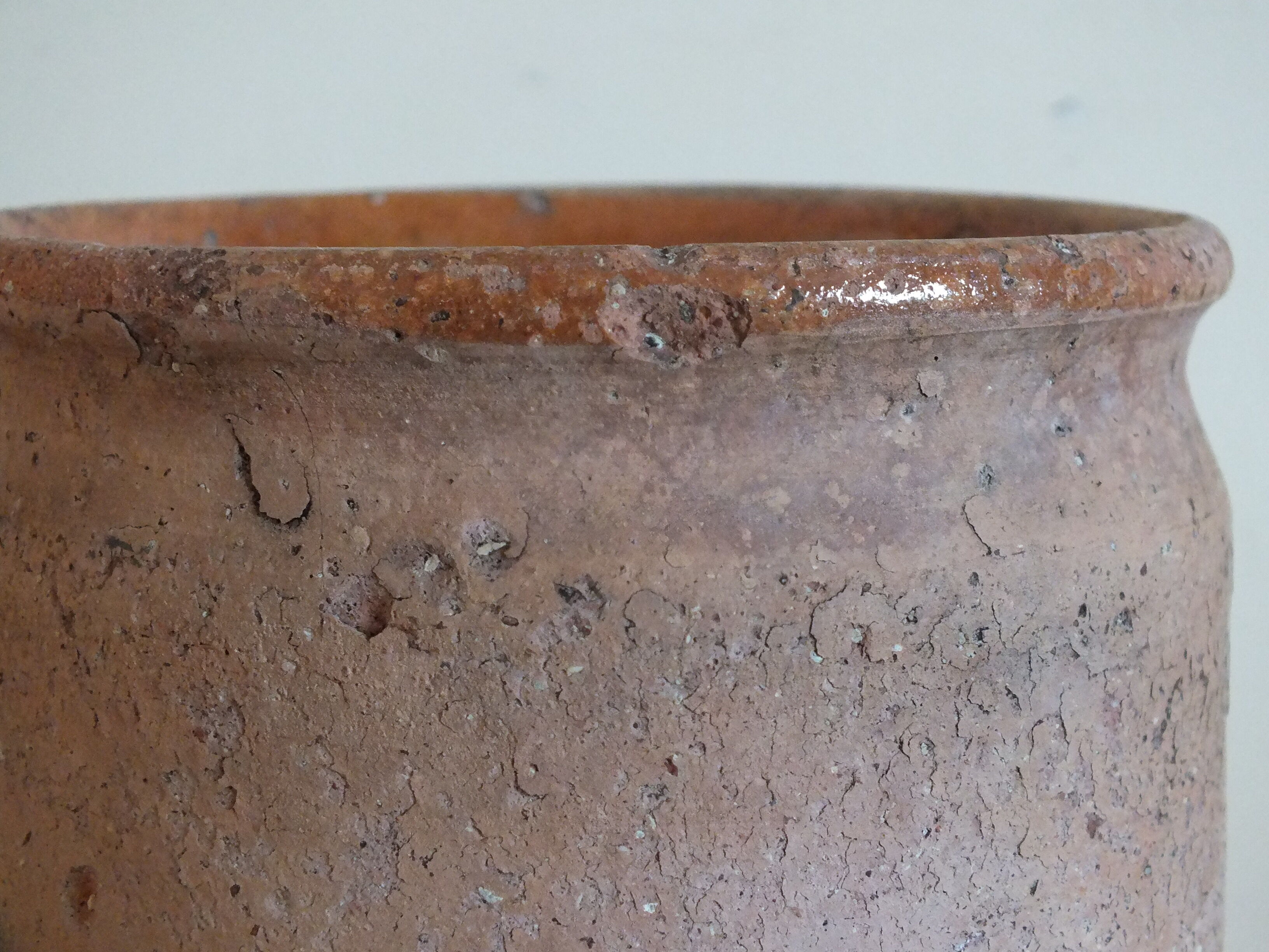 Ancien pot à graisse ou à miel en terre vernissée ocre