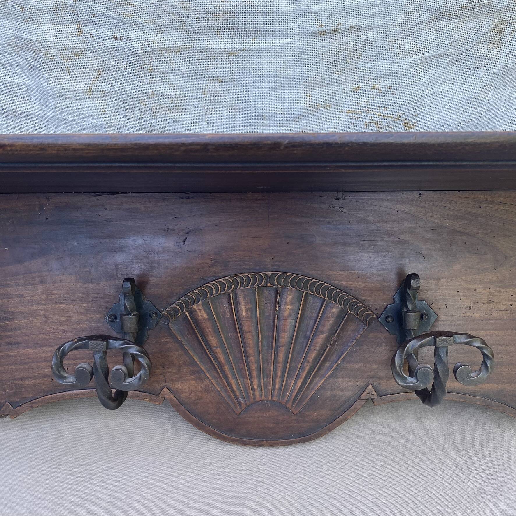 Large antique wall-mounted coat rack in carved wood 135 cm