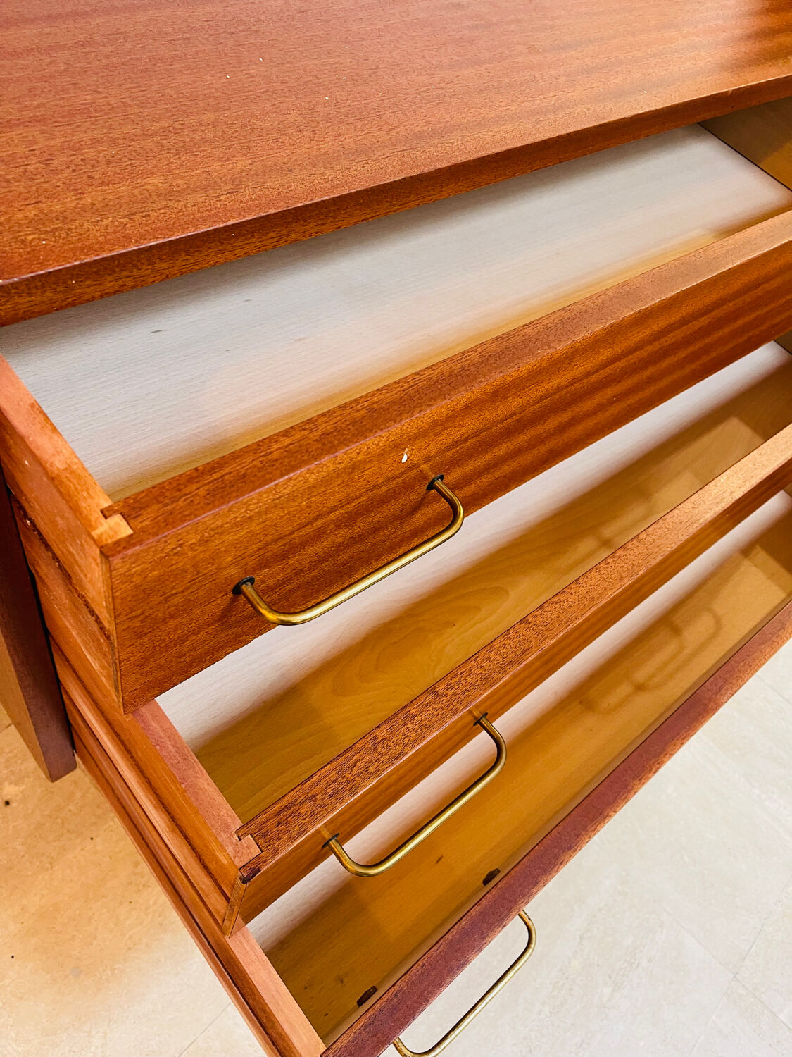 Commode vintage plaquage teck – circa 1970