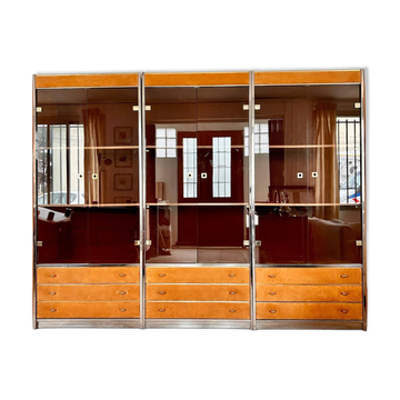 Willy Rizzo display cabinet in suede leather with brass details, 1970.