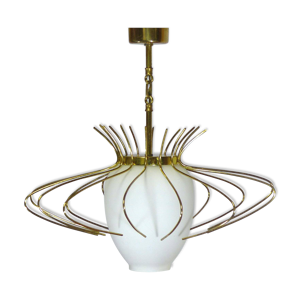 suspension en verre opalin et arceaux en laiton