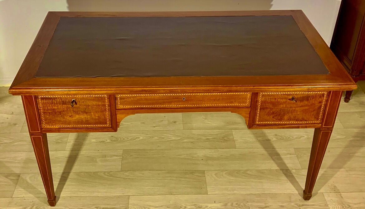 Bureau style Louis XVI, marqueterie de bois précieux