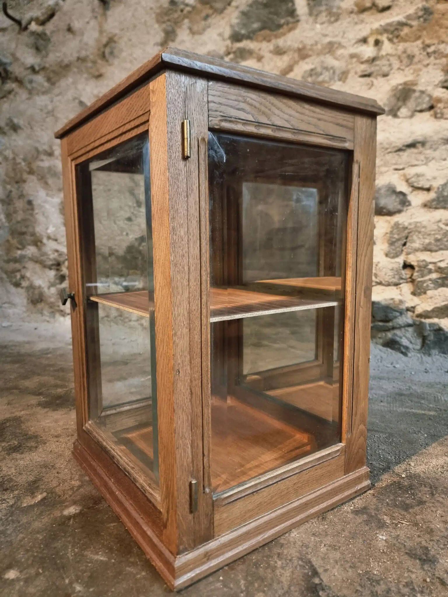 Small antique display cabinet in French oak | 1920s display cabinet with mirrored back