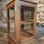 Small antique display cabinet in French oak | 1920s display cabinet with mirrored back