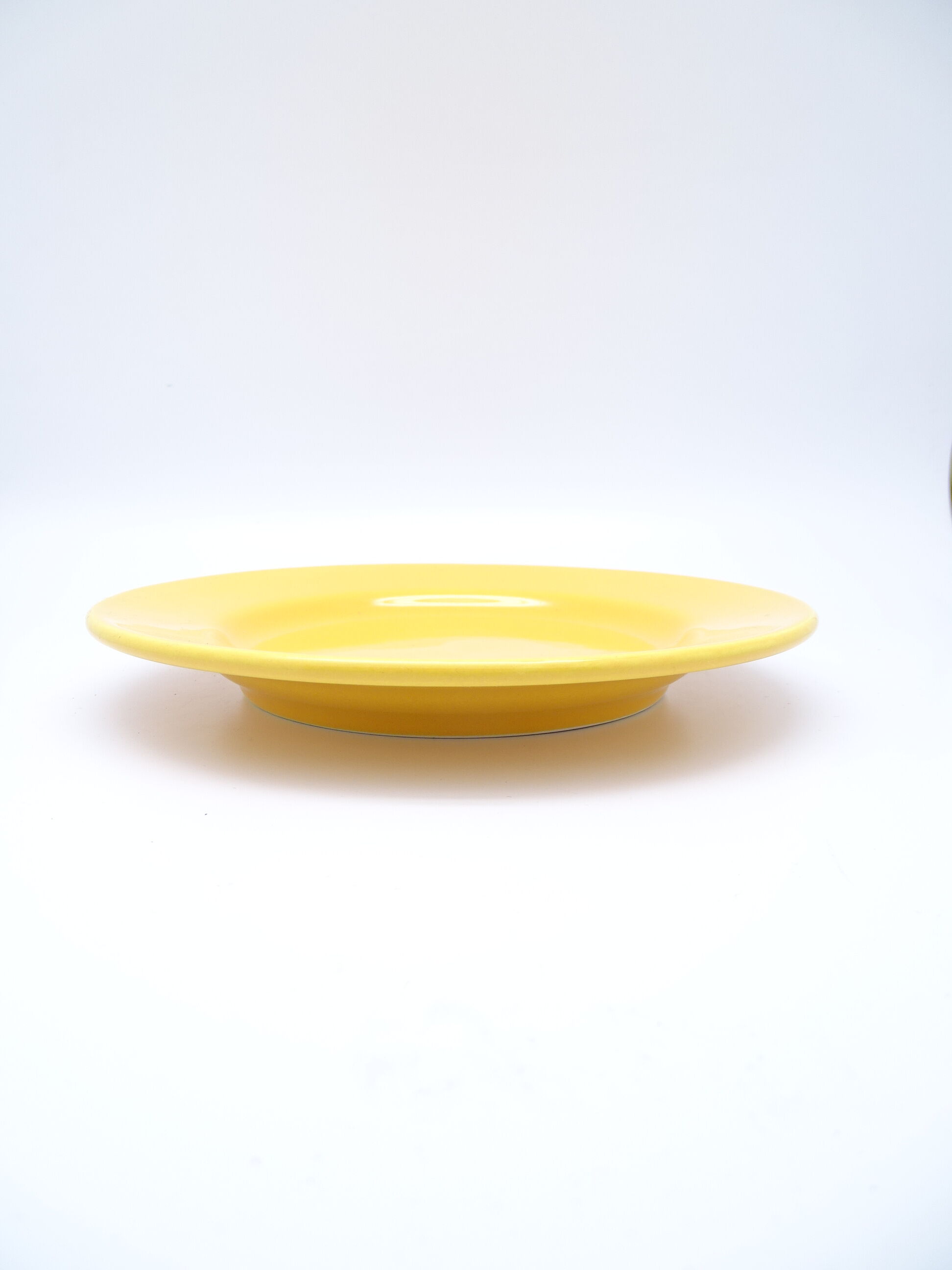Set of 2 yellow ceramic plates
