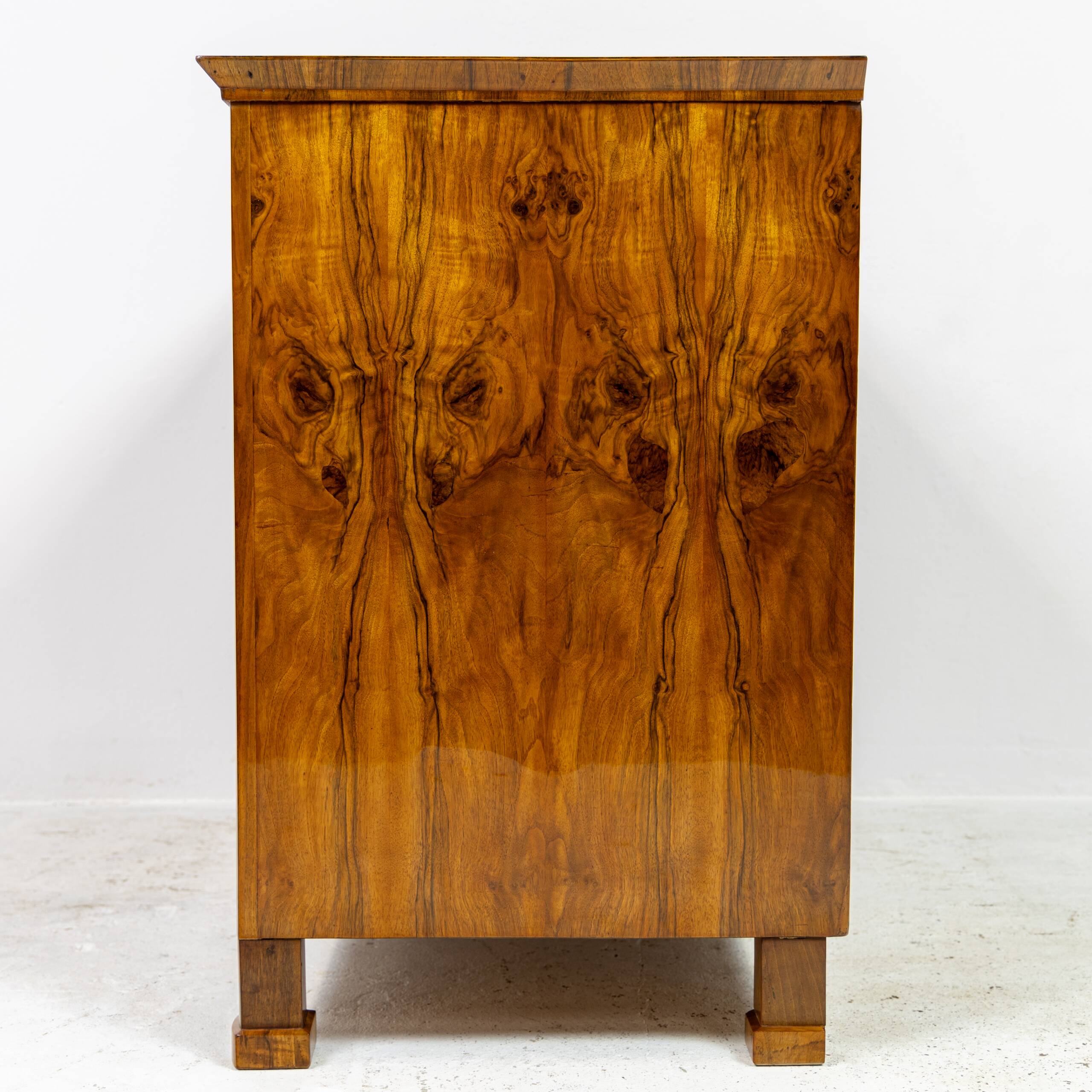 Grande commode Biedermeier en placage de noyer 1820-1840